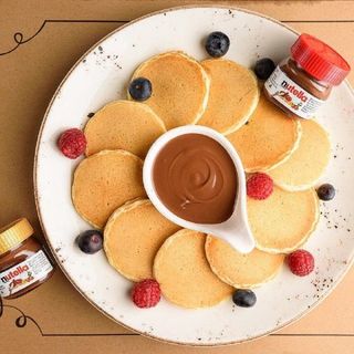 Мини яйчени палачинки с нутела и пресни ягоди (250г)