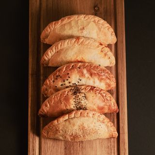 Empanada De Chorizo Criollo Con Queso