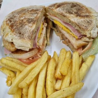 Hamburguer  crispys no bolo do caco