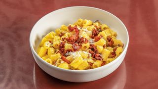Carbonara educata con mezza manica