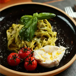 RIGATONI AL PESTO CON BURRATA