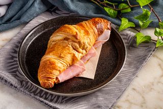 Croissant com fiambre