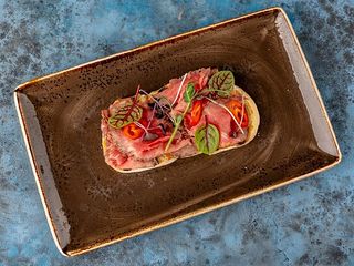 BRUSCHETTA З ВОГНЯНИМ РОСТБІФОМ (100g)