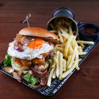 Телешки чийзбургер с яйце (370г)