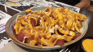 Patatas Salchi-Cheddar