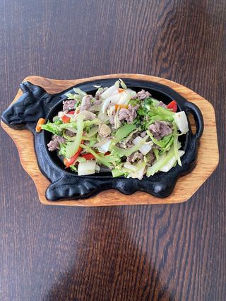 Wołowina na gorącym talerzu