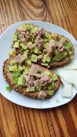Tostada Con Aguacate Y Atún