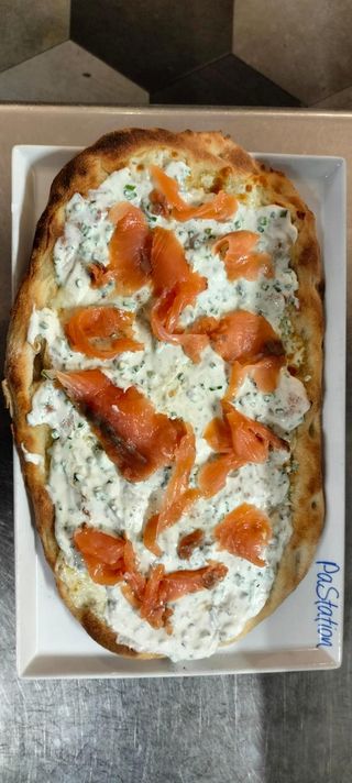 Pinsa Salmone e Caprino