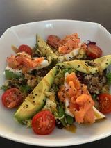 ENSALADA DE QUESO FRESCO Y SALMÓN AHUMADO 