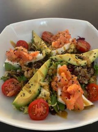 ENSALADA DE QUESO FRESCO Y SALMÓN AHUMADO 