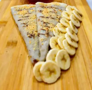 Slatka palačinka sa nutelom, plazmom i bananom