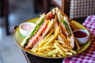 SANDWICH CLUB by CASA MURESANĂ