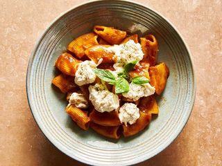 Rigatone al huevo, con salsa  pomodoro rosso y burrata fresca