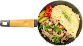 Tigaia guramandului cu piure de cartofi și salată de murături