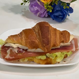Croissant de Presunto e Queijo Seco