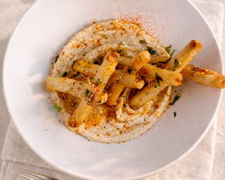 Berenjena en tempura con hummus de garbanzo y miel