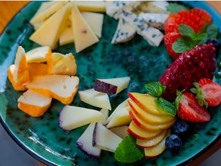 Сирна тарілка з ягідним конфітюром