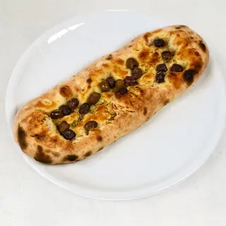 Focaccia z oliwkami leccino
