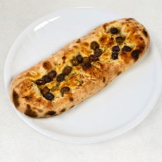 Focaccia z oliwkami leccino