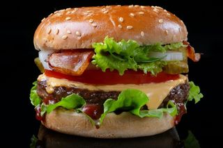 Бургер з куркою та беконом