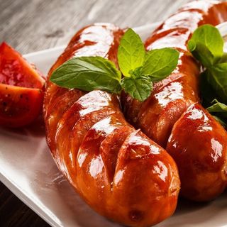 Ковбаски гриль з грінками та овочами 