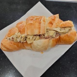 Cornetto con tonno e carciofini