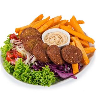 Menu plato falafel con pan y bebida