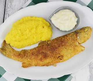 Păstrăv  prajit cu mămăliguță și usturoi