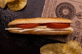 7 Montadito De Queso Curado Y Tomate