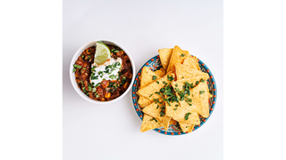 Chilli con carne z nachos i serem