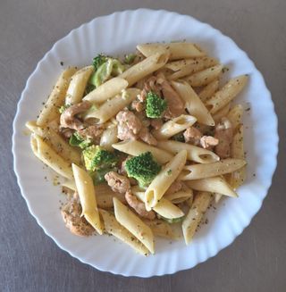 Makaron w sosie śmietanowym z kurczakiem i brokułami