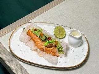 Лосось з кабачковою локшиною