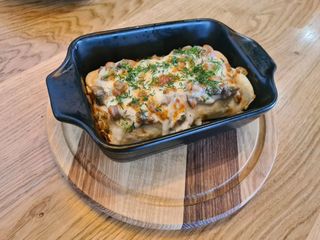 Млинець з грибами, крем-сиром та грибним соусом (330г)