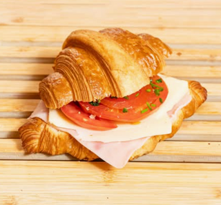 Croissant con jamón y queso