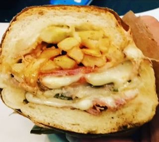 Panino con würstel, patatine e provola