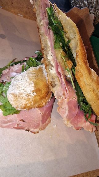 Bocadillo De Prosciutto Cotto A Las Hierbas Mediterránea Con Queso De Cabra