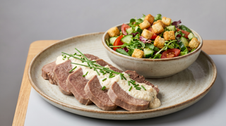 Limbă de vită cu hrean și măr, salată mixtă, crutoane