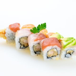 070. Uramaki rainbow roll