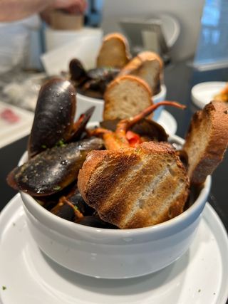 Sauté di cozze con pane bruscato