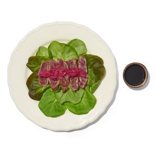 Tataki de ternera sobre base de lechuga viva acompañada de salsa ponzu