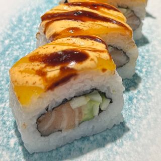 185.Uramaki Salmón con Queso Flameado