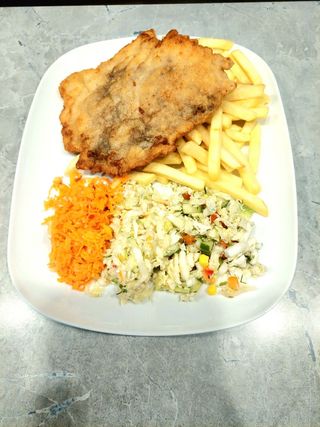 Kotlet schabowy z frytkami i surówką