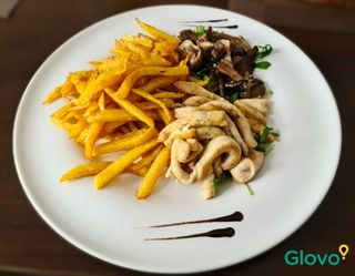 Maduvioare trase la tigaie cu cartofi prajiti si salata de ghebe