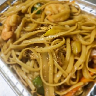 22. Tallarines Fritos Con Tres Delicias