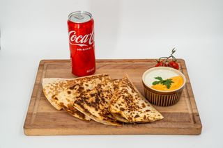 Quesadilla guadalope svinjetina + Coca-Cola 330ml