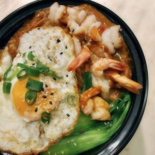 芝麻盖饭Cazuela de arroz con huevo frito, salsa de cacahuete y sésamo