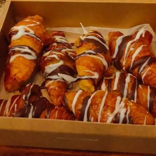 Caja De Mini Corne'S Rayados De Chocolate Blanco Y Negro (8 Uds.)