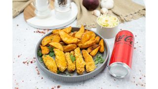 Crochete de pui cu fulgi si parmezan,cartofi wedges,salata de varza alba,Coca Cola zero
