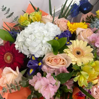Buchet cu flori mixte si hortensie