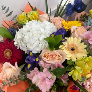 Buchet cu flori mixte si hortensie